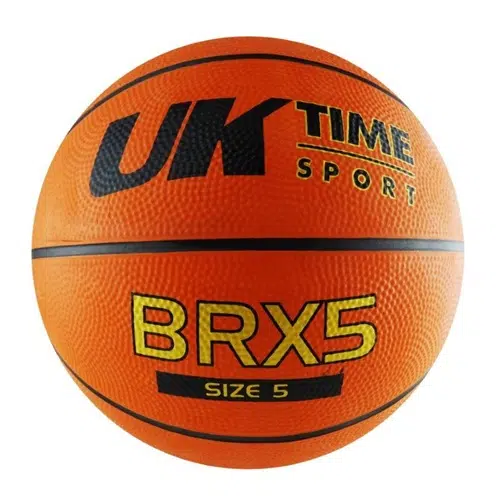 El Balón de Básquetbol Uk Time Sport BRX5 N°5 presenta un balón de baloncesto de color naranja adornado con un texto en negro que dice "UK TIME SPORT" y un texto en amarillo que dice "BRX5 SIZE 5". Su textura granulada proporciona un agarre superior, lo que lo hace perfecto para jugadores que buscan mejorar su control en la cancha.
