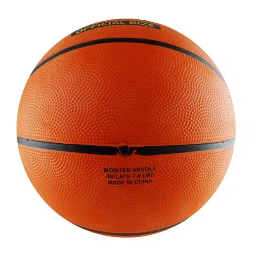 Primer plano de un balón de baloncesto Uk Time Sport BRX7 N°7 naranja con rayas negras. El texto dice "Tamaño oficial", "Humedezca la aguja, infle entre 7 y 9 libras" y resalta la marca "Sport BRX7 N°7, fabricado en China".