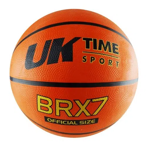 Balón de baloncesto de color naranja con líneas y texto en negro. El texto dice "UK Time Sport" en la parte superior y "BRX7 Official Size" en la parte inferior. La superficie texturizada de este Balón de baloncesto Uk Time Sport BRX7 N°7 garantiza un agarre perfecto para cada juego.