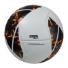 El Balón Fútbol Train Axis N°5 es un balón de fútbol de color blanco y negro con llamativos detalles en naranja y con llamativos patrones geométricos. En la superficie se lee "BALÓN DE ENTRENAMIENTO" y "RECOMENDADO EN TODAS LAS CONDICIONES CLIMÁTICAS".