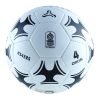 El Balón Fútbol Train KS432S N°4 es un llamativo balón de fútbol blanco con diseños y marcas en negro. Presenta de forma destacada la palabra "4 Oficial" junto al logotipo de Train con formas negras únicas en sus paneles hexagonales, lo que lo convierte en una opción oficial y elegante para el juego.