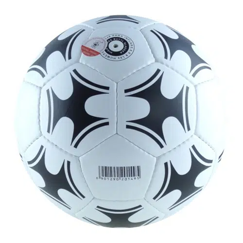 El Balón Fútbol Train KS432S N°4, un balón de fútbol blanco y negro, presenta un patrón único de formas negras en cada panel. Su superficie incluye un código de barras y un logotipo circular para garantizar su autenticidad.
