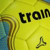 Primer plano del Balón Baby Futbol Train Ultra N°4, que presenta un llamativo diseño en amarillo, azul y marrón. La palabra "train" se destaca de forma destacada en su superficie.
