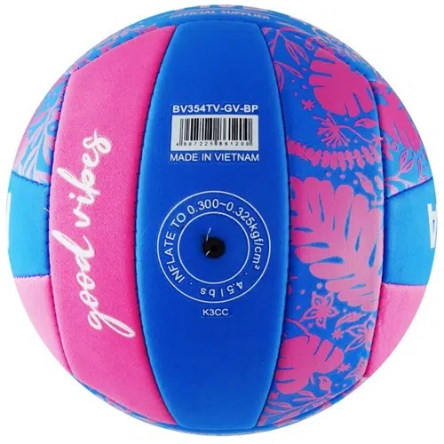 El Balón Playa Voleibol MIKASA BV354TV está adornado con paneles de color azul y rosa vibrantes que muestran patrones florales. Incluye el texto "buenas vibras" y un código de barras que indica que está fabricado en Vietnam, con la presión de inflado y otras especificaciones claramente descritas.