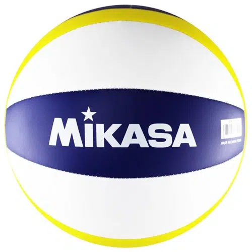 Un primer plano del Balón Playa Voleibol MIKASA VXL30 presenta una franja central azul con el nombre de la marca en blanco, bordeada por paneles blancos inmaculados y un borde amarillo brillante.