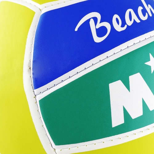 Primer plano de un balón de voleibol colorido que muestra secciones en amarillo, azul y verde. La palabra "Playa" es parcialmente visible en la sección azul del Balón Playa Voleibol MIKASA VXS-VS-V1.