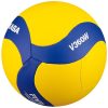 El Balón Voleibol MIKASA V360W es un balón de voleibol que destaca por su combinación de colores amarillo y azul y que muestra de forma destacada la marca "Mikasa". Su diseño incluye el patrón curvo y entrelazado característico de los balones de voleibol Mikasa, lo que lo convierte en una excelente opción para quienes valoran tanto la calidad como la estética en su juego.
