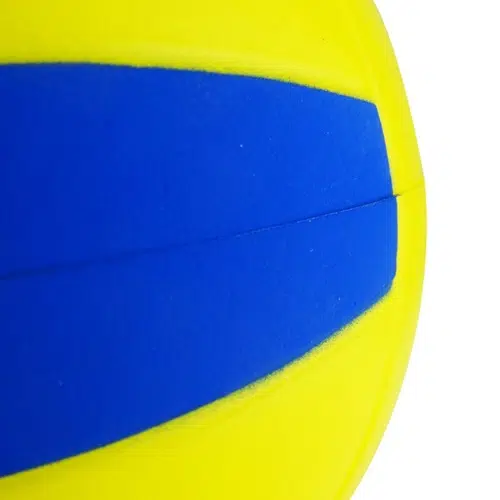 Primer plano de un balón de voleibol amarillo y azul, mostrando dos paneles del Balón de Esponja Voleibol MIKASA de 7".