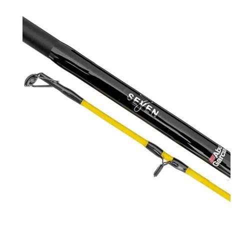 Primer plano de la caña de pescar Caña Abu García Seven Trolling de 2,10 m, en la que destaca su elegante empuñadura negra y su vibrante cuerpo amarillo. Las palabras "Seven" y "Abu Garcia" son visibles en la caña, acompañadas de anillas metálicas a lo largo de su longitud, diseñadas para pescadores apasionados en busca de la precisión.