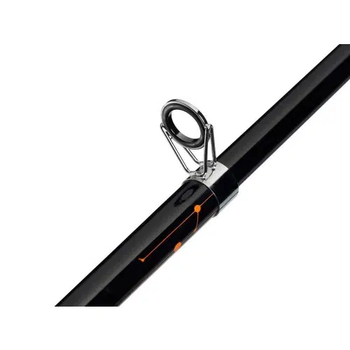 Primer plano de la Caña Mitchell Adventure II 272 Spin, una caña de pescar negra que cuenta con un anillo guía de metal y está resaltada con llamativos acentos naranjas cerca del anillo.
