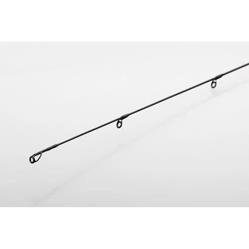 Primer plano detallado de la Caña Savage SG2, con tres anillas para línea, sobre un fondo blanco. La caña se muestra en diagonal para resaltar su diseño elegante y minimalista.