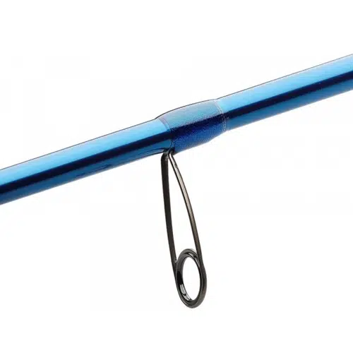 Vista detallada de una sección de la caña de pescar azul Caña Savage SGS2, que muestra su aro guía metálico diseñado para sostener la línea de pesca. La ingeniería de precisión de la SGS2 se destaca sobre un fondo blanco.