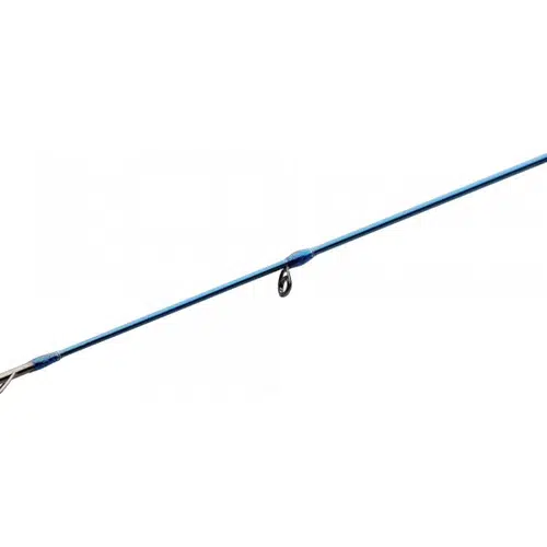 Se muestra una toma de primer plano de la caña de pescar Caña Savage SGS2 en un tono azul en diagonal sobre un fondo blanco liso, con una guía visible y resaltando su diseño elegante y sencillo.