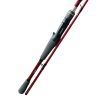Primer plano de la elegante caña Shimano Caius Casting 2,10m en rojo y negro. El mango está elaborado con un material oscuro que mejora el agarre, mientras que las dos secciones de la caña brillan con un acabado brillante. Destaca su portacarretes, que complementa perfectamente el sofisticado diseño de esta obra maestra de la pesca.