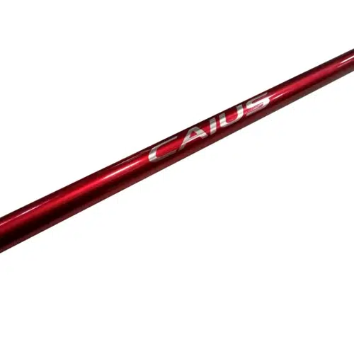 La caña Shimano Caius Casting 2,10m presenta una llamativa superficie metálica roja con el nombre "Caius" elegantemente impreso en blanco. Esta imagen resalta su sofisticación diagonal sobre un fondo blanco liso, encarnando la precisión esencial para una experiencia de lanzamiento ideal.