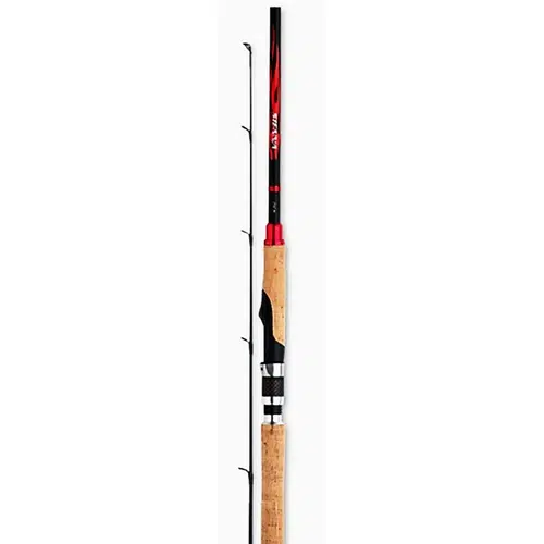 Una imagen de la caña Shimano Sienna Pacifico en un elegante color negro muestra su mango de corcho y detalles en rojo. Esta caña de pescar está diseñada con múltiples guías de línea y presenta gráficos de llamas cerca de la parte superior, que capturan el espíritu dinámico de la Pacifico.