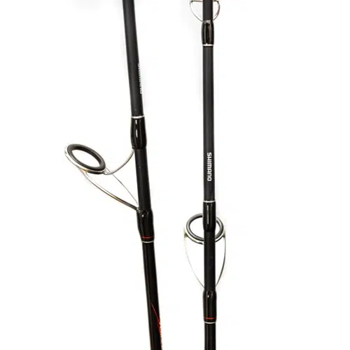 Primer plano de dos elegantes cañas de pescar Shimano Vengeance Boat de 1,80 m en color negro, con anillas de metal, colocadas verticalmente. El nombre de la marca se ve con elegancia en los laterales sobre un fondo blanco nítido.