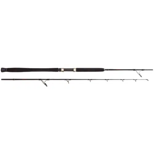 La caña de pescar Shimano Vengeance Boat de 1,80 m cuenta con un cómodo agarre de espuma negra y múltiples guías de línea, y se puede desmontar en dos piezas. Esta elegante y aerodinámica caña incluye un portacarrete metálico para asegurar el carrete de pesca y está diseñada específicamente para pescadores. El fondo es blanco liso.