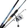 Esta imagen en primer plano resalta el diseño contemporáneo de la caña de pescar Combo Okuma Cascade II. Con su llamativo esquema de colores azul y negro, presenta un mango de corcho y está combinada con un carrete giratorio plateado y negro, que combina a la perfección elegancia y practicidad.