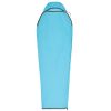 Se muestra un saco de dormir tipo momia azul sobre un fondo blanco, con una parte superior con capucha y una cremallera lateral. Para mayor comodidad, considere combinarlo con el forro Sea To Summit Coolmax Breeze para una noche de sueño perfecta.