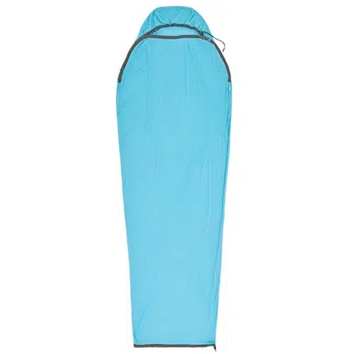 Se muestra un saco de dormir tipo momia azul sobre un fondo blanco, con una parte superior con capucha y una cremallera lateral. Para mayor comodidad, considere combinarlo con el forro Sea To Summit Coolmax Breeze para una noche de sueño perfecta.