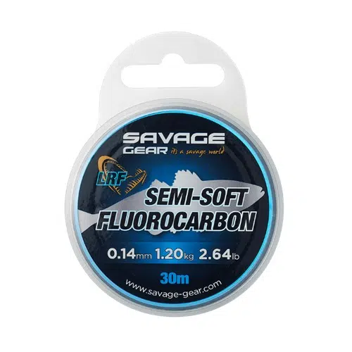 Una bobina de línea de pesca Línea Savage Líder Semi-Soft de Fluorocarbono de 30 m tiene una etiqueta que indica que tiene 30 metros de largo, un diámetro de 0,14 mm y una resistencia de 1,20 kg (2,64 lb). La etiqueta es azul y negra con texto blanco, adornada con el logotipo de Savage Gear.