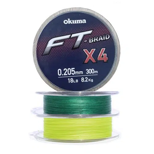 Se muestra un carrete de hilo de pescar Línea Trenzada Okuma Ft Braid X 4, con una etiqueta que indica que tiene un diámetro de 0,205 mm, una longitud de 300 metros y una resistencia de 18 libras (8,2 kg). Debajo de él, se muestran dos carretes adicionales de hilo de pescar en verde y amarillo.