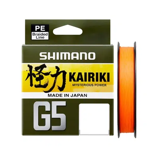 Imagen del paquete de línea trenzada Shimano Kairiki G5 PE. El paquete verde y blanco presenta un diseño en amarillo y negro con caracteres japoneses y las palabras "Mysterious Power" y "Made in Japan". El carrete al lado de la caja revela una línea de pesca trenzada de color naranja brillante, etiquetada como Línea Trenzada Shimano Kairiki G5.