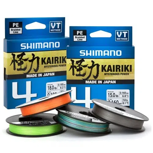 Se muestran dos paquetes de línea trenzada Shimano Kairiki, uno azul y otro negro, detrás de cuatro carretes de hilo en naranja, verde, azul y gris. Cada paquete destaca diferentes especificaciones, como el grosor de 0,110 mm, e incluye el texto "Hecho en Japón".