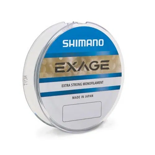 Se muestra un carrete de hilo de pescar Monofilamento Shimano Exage de 150 m. El carrete redondo, envuelto en una funda exterior transparente, tiene una etiqueta azul y blanca que dice de forma destacada "Shimano Exage" junto con "Extra Strong Monofilament". Este hilo de pescar de alta calidad se fabrica orgullosamente en Japón.
