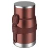 El termo Stanley Adventure To-Go de 710 ml es un recipiente para alimentos con aislamiento rojo, tapa y base plateadas. Tiene una banda roja a juego en el medio que sostiene cómodamente un tenedor-cuchara en el costado.