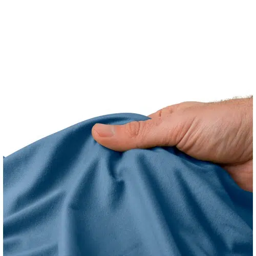 Una mano agarrando una toalla azul vibrante, mostrando la exquisita textura y los elegantes pliegues del material Toalla Sea To Summit Drylite.