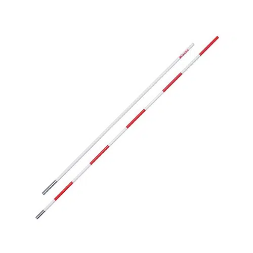 Dos postes de medición blancos con secciones alternas de rojo y blanco y extremos de metal, similares a las Antenas para Red de Vóleibol MIKASA Stick Type, están colocados paralelos entre sí sobre un fondo blanco.