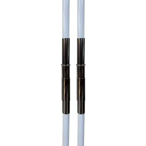 Dos "Antenas para Red de Vóleibol MIKASA Stick Type" con conectores metálicos están posicionadas verticalmente una al lado de la otra sobre un fondo blanco liso.