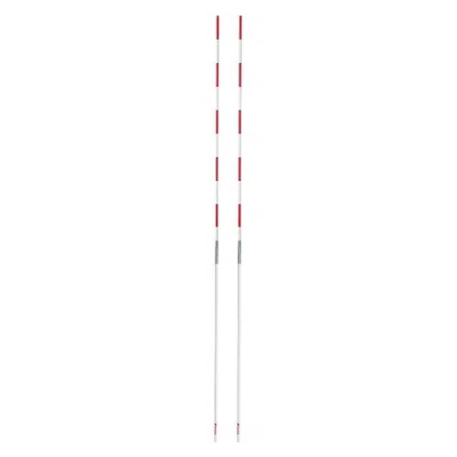Dos marcadores de postes blancos con secciones rojas y blancas alternadas, muy similares a las Antenas para Red de Vóleibol MIKASA Stick Type, se utilizan con frecuencia para guiar o marcar ubicaciones en entornos al aire libre, como sitios de construcción o campos deportivos. Estos marcadores se muestran en posición vertical sobre un fondo liso.