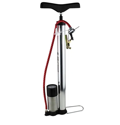 La Bombin Pie con Acumalador y Marcador de Presion Uk Time Sport es una bomba de bicicleta de piso plateada que presenta un mango negro, una manguera roja, un marcador de presión en la base y un clip de latón para una fijación segura de la válvula del neumático.