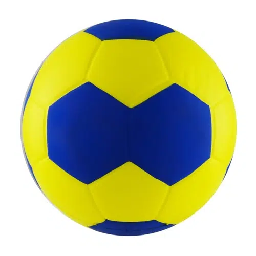 Un balón de balonmano que presenta un patrón de hexágonos alternados de amarillo y azul, creando un llamativo diseño de dos tonos. El balón, que recuerda al Balón de Esponja Uk Time Sport Handball de 6", se muestra sobre un fondo blanco liso.