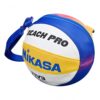 El Bolso Portabalón Vóleibol Playa MIKASA Individual BV1B es un atractivo y exclusivo bolso de voleibol de playa redondo que imita la apariencia de un balón de voleibol. Presenta una vibrante paleta de colores azul, blanco y amarillo con las marcas "BEACH PRO" y "MIKASA", y viene con una cómoda correa de transporte azul.