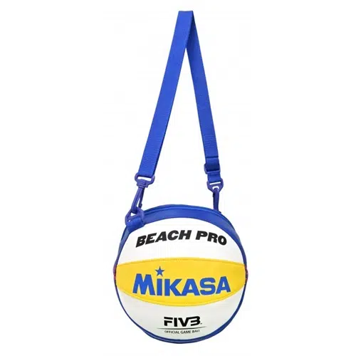 El Bolso Portabalón Vóleibol Playa MIKASA Individual BV1B es un bolso esférico de diseño exclusivo que imita la apariencia de un balón de vóleibol de playa Mikasa. Presenta los colores distintivos azul, blanco y amarillo e incluye una correa azul ajustable para transportarlo cómodamente. El bolso tiene el texto impreso "BEACH PRO" y "FIVB official game ball", lo que le da un aspecto auténtico.