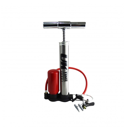 El Bombín Mini Pie con Acumulador Uk Time Sport es una bomba manual compacta de metal, que cuenta con un mango en forma de T y un accesorio cilíndrico rojo. Incluye una manguera roja conectada a una base negra con un pequeño pedal. Las boquillas unidas a la base son perfectas para inflar diversos artículos.
