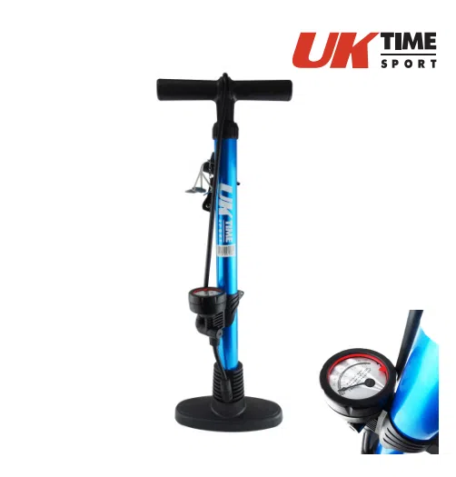 Se muestra el Bombín con Marcador de Presión Uk Time Sport, con un diseño de accionamiento manual en azul y negro. Esta bomba cuenta con una base resistente y un mango cómodo. En la esquina superior derecha se muestra el nombre de la marca "UK Time Sport" y también se puede ver un primer plano del manómetro integrado.