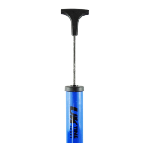 Presentamos el Bombín de Mano Uk Time Sport, con un diseño azul con un mango negro y un eje de metal extendido, perfecto para todas tus necesidades deportivas.
