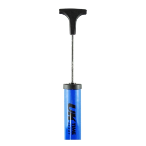 Presentamos el Bombín de Mano Uk Time Sport, con un diseño azul con un mango negro y un eje de metal extendido, perfecto para todas tus necesidades deportivas.