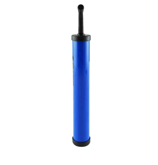 Un Bombín de Mano Uk Time Sport con un elegante diseño azul con un mango y una boquilla negros es perfecto para inflar pelotas deportivas y pequeños inflables, en posición vertical sobre un fondo blanco.