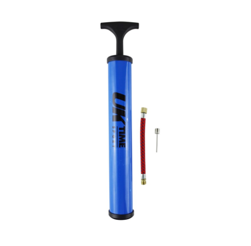 Una bomba de aire manual de color azul con un mango en forma de T, con la etiqueta "Bombín de Mano Uk Time Sport" en el cuerpo. Junto con la bomba hay una manguera roja desmontable con accesorios de latón y una pequeña válvula de aguja para inflar equipos deportivos y otros inflables.