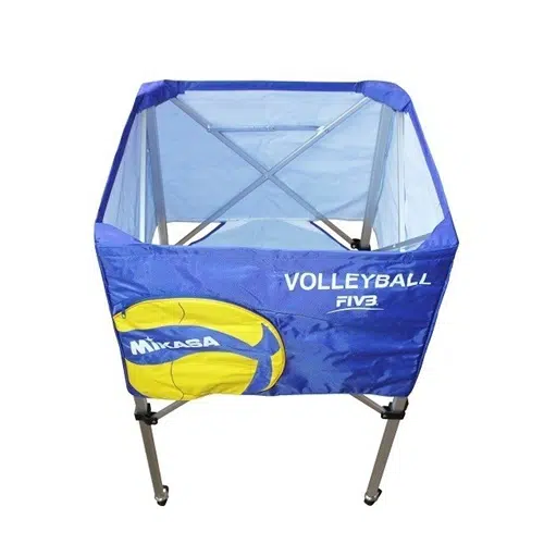 El Carro Portabalones Vóleibol MIKASA AC-BC200W en color azul presenta un diseño sobre ruedas con el logo circular de Mikasa en amarillo, acompañado de las palabras “VOLLEYBALL” y “FIVB”. Su robusto marco de metal incluye una apertura superior, lo que lo hace ideal para guardarlo o transportarlo.