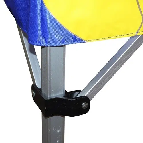 Un primer plano de un marco de metal que sostiene la esquina de un dosel azul y amarillo refleja el diseño robusto que se ve en el Carro Portabalones Vóleibol MIKASA AC-BC200W de Mikasa. La estructura está unida con conectores de plástico negro, que representan un elemento de una carpa o cenador desplegable.