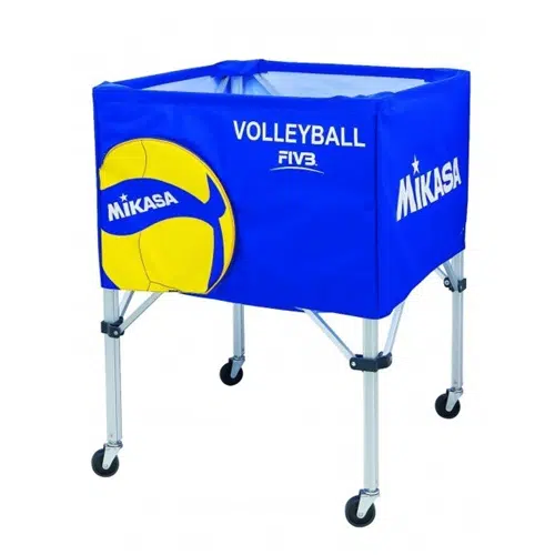 Un carro porta balones de voleibol azul rectangular con la palabra "MIKASA" y "VOLLEYBALL FIVB" impresa en el lateral. Apoyado sobre un marco metálico con cuatro ruedas, el Carro Porta balones de Voleibol MIKASA AC-BC200W también tiene un balón de voleibol Mikasa amarillo y azul parcialmente visible que sobresale del carro.