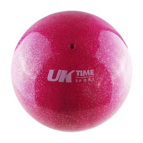 El Balón Gimnasia Rítmica Uk Time Sport Glitter 7” es un balón deportivo elegante y brillante de color rosa adornado con purpurina y un pequeño orificio de aire, perfecto para la gimnasia rítmica. Las palabras "UK Time Sport" están impresas en blanco, lo que realza su elegante diseño.