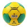 Un balón amarillo y verde, con la etiqueta "Made in Pakistan", presenta un patrón geométrico único y un código de barras. Este modelo Balón Handball Train N°1 se destaca por su diseño innovador, que le da estilo al campo.